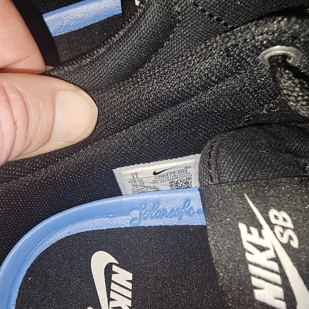 Nike Mens Black and White Sneakers - Picture 3 of 3
